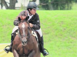 Destacado. Arturo Navarro, con “Cool Down”, realiza su recorrido en la prueba de 1.30 metros.  /