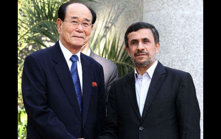 El presidente iraní, Mahmoud Ahmaineyad y el presidente de Corea del Norte, Kim Yong-Nam después de firmar el acuerdo. EFE  /