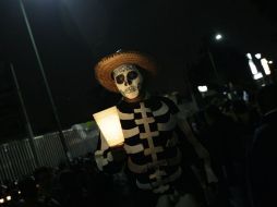 Un manifestante de #YoSoy132 marcha vestido de calavera para simbolizar la ''muerte'' de la democracia. REUTERS  /