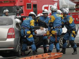 Equipos de rescate de la Policía traslanadan a un supuesto herido durante simulacro de terremoto en Yokohama al sur de Tokio. EFE  /