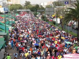 Los manifestantes marchan unidos en medio de consignas contra la sucesión presidencial. ESPECIAL TWITTER @epigmenioibarra  /