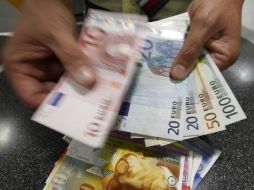 Muchos españoles temen que la medida del aumento del IVA sólo agrave la recesión en España. ARCHIVO  /