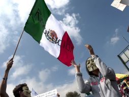 Miembros de #YoSoy132 se manifiestan afuera de la Cámara de Diputados. AFP  /