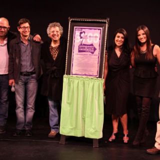 'Defendiendo al cavernícola' devela placa