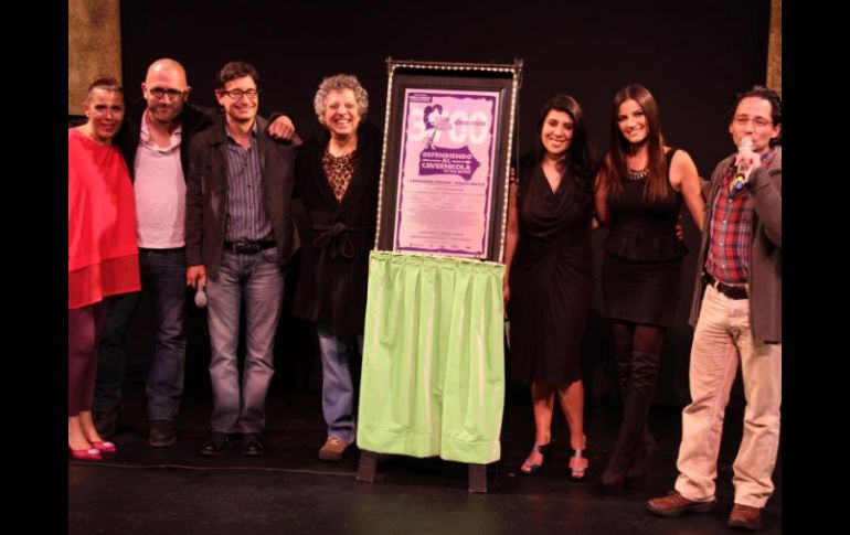 El actor César Bono y elenco de 'Defendiendo al cavernícola'. EL UNIVERSAL  /