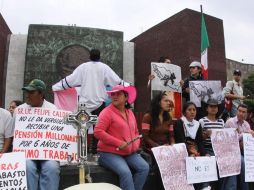 Centenares de personas encabezadas protestan frente a la Cámara de Diputados, en contra del Gobierno del Presidente Calderón. EFE  /