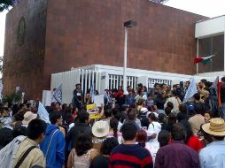 Voceros indicaron que a las afueras de la Sala Regional leerán el contra informe del Presidente Felipe Calderón.  /