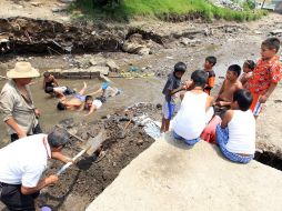 En el  cruce de las calles Plata y Acapulco, los pequeños han creado su propia alberca con desperdicio de agua.  /