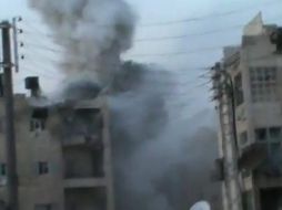 Una columna de humo tras un ataque contra un edificio en Alepo, Siria. EFE  /