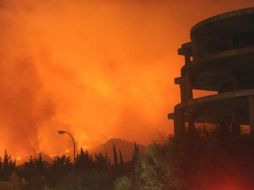 Aspecto del fuego cerca del hospital comarcal de la costa del Sol. EFE  /