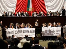 En la Sesión de Congreso General de la LXII Legislatura, legisladores de izquierda se manifestan al pie de la tribuna. REUTERS  /