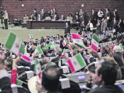 FESTEJO TRICOLOR. Legisladores celebran el discurso del posicionamiento político del PRI. NTX  /