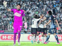 Berrinche y festejo. Los Zorros celebran el gol de Jahir Barraza ante el coraje de Jonathan Orozco, arquero de Rayados. EFE  /