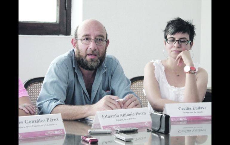 Eduardo Antonio Parra y Cecilia Eudave, dos de los integrantes del jurado, en Casa Bolívar.  /
