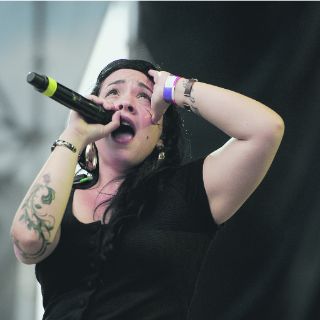 Bailan bajo la lluvia en concierto 212 RMX