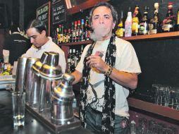 Bocanada. El ''Che'' (derecha), dueño del mítico bar, tras la barra junto con Orlando el bartender durante una de las noches de agonía  /