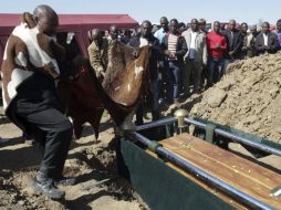 Funeral de un compañero minero. EFE  /