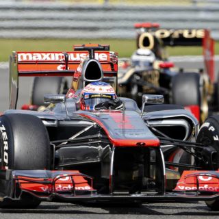 Button gana en un accidentado Spa