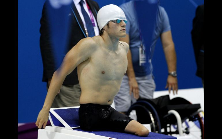 El nadador mexicano admitió emocionado que no se esperaba un registro tan bajo. ARCHIVO  /