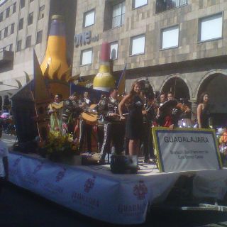 Inicia el desfile del mariachi
