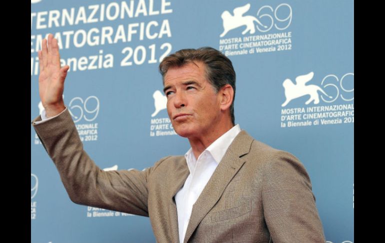 El actor irlandés Pierce Brosnan posa durante el pase gráfico de la película escandinava Den skaldede frisor''. EFE  /