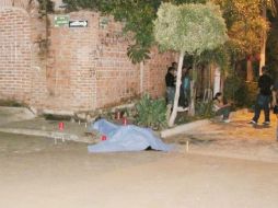 Peritos aseguraron los casquillos en presencia de la esposa y otros familiares de la víctima. ESPECIAL  /