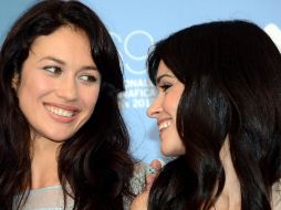 La actriz Olga Kurylenko (i) y Romina Mondello, posan durante el pase gráfico de la película To the Wonder en el festival. EFE  /