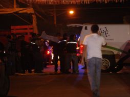 Personal del Instituto Jalisciense de Ciencias Forenses acudió a la zona para hacer el levantamiento de los cuerpos.  /