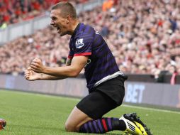 El alemán Lukas Podolski, del Arsenal, celebra su anotación ante el equipo de Liverpool. AP  /