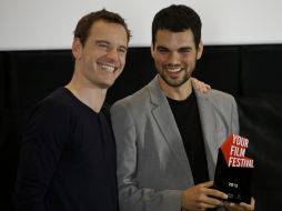 El cineasta David Victori (d) sostiene el premio ''Your Film Festival'' al lado del actor y jurado, Michael Fassbender. AP  /