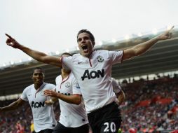 El jugador holandés celebra una de sus anotaciones con los Red Devils. REUTERS  /