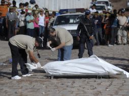 La policía acudió al lugar donde encontraron los cadáveres de los cinco muchachos decapitados dentro de bolsas para basura. REUTERS  /