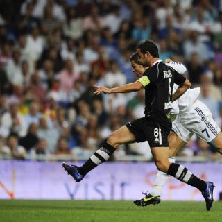 Real Madrid logra ante Granada primera victoria