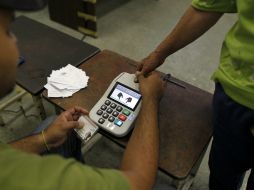Nuevo sistema automatizado de máquinas captahuellas y nuevos tarjetones que usarán en los comicios del próximo 7 de octubre. EFE  /