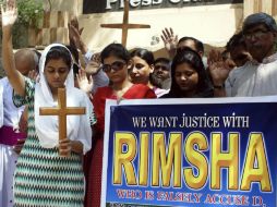 Un grupo de cristianos paquistaníes, protestan por la detención de la niña cristiana paquistaní Rimsha Masih. EFE  /
