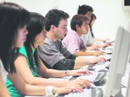 Reto. Una aduana importante para conseguir empleo es diseñar la hoja de presentación; 'la primera impresión jamás se olvida'.  /