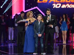 Ingrid y Fernando celebraron a Chucho por su cumpleaños. CORTESÍA TV AZTECA  /