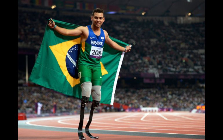El brasileño Cardoso Oliveira celebra su victoria en la final de atletismo de los 200 metros en los Juegos Paralímpicos. AFP  /