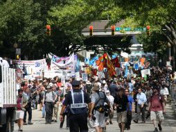 Cientos de manifestantes, incluidos varios grupos de inmigrantes en el centro de Charlotte. EFE  /