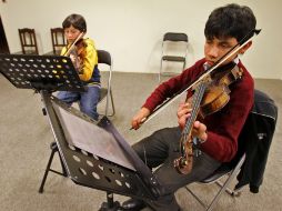 Niños participan en una de las clases de música en la Fundación Bolivia Clásica. EFE  /