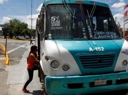 Tras frenarse provisionalmente el alza a la tarifa del transporte público, algunos camioneros siguieron cobrando siete pesos.  /
