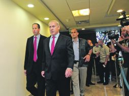 Sanciones. El primer ministro de Israel, Benjamín Netanyahu, llega al Consejo de Ministros semanal en Jerusalén. AP  /