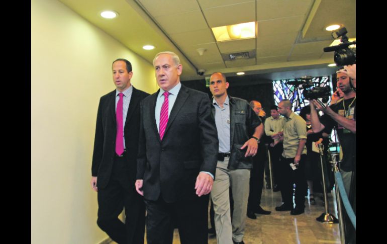 Sanciones. El primer ministro de Israel, Benjamín Netanyahu, llega al Consejo de Ministros semanal en Jerusalén. AP  /