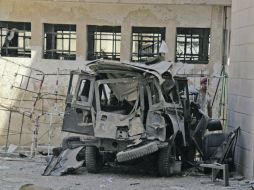 Los restos de un vehículo en el lugar donde dos dispositivos explosivos estallaron ayer en Damasco. El ataque dejó cuatro heridos. EFE  /