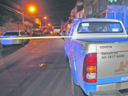 Elementos de la Procuraduría estatal se movilizaron hasta el cruce de Volcán Pelée y Juan Carrasco, escenario de un triple asesinato.  /