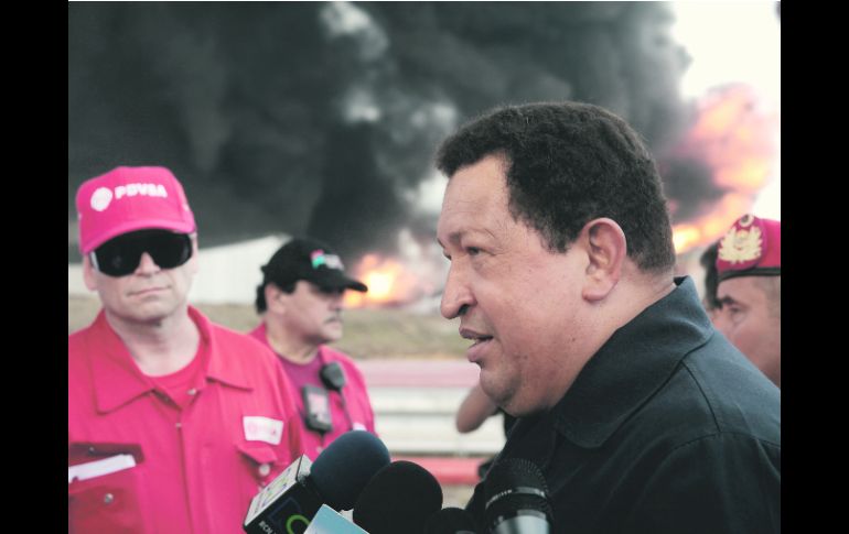 Hugo Chávez en una visita a la refinería de Amuay, la más grande de Venezuela, antes de que el fuego fuera extinguido. AP  /