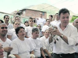 Juan Manuel Santos sostiene una paloma en sus manos durante un acto oficial en Bello Antioquia. REUTERS  /