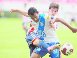 Intensidad. Jaime Durán, del Puebla, protege el esférico ante la presión del rojiblanco Carlos Fierro.  /