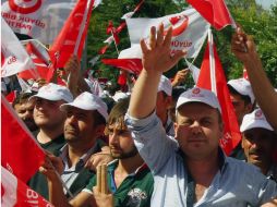 Cientos de turcos se manifiestan para mostrar su repudio al terrorismo y a los rebeldes kurdos. AP  /