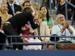 A petición del público, Keith Urban besa a su esposa Nicole Kidman. AP  /
